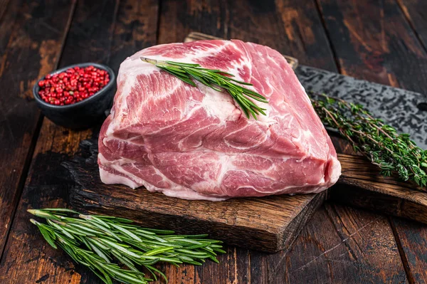 Pork neck raw meat for fresh Chop steaks on wooden cutting board with butcher cleaver. Dark wooden background. Top view — Stock Photo, Image