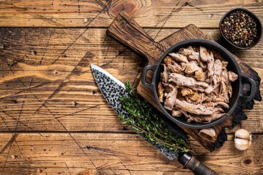 Kasap bıçağıyla yavaş yavaş doğranmış domuz eti. Ahşap arka plan. Üst Manzara. Boşluğu kopyala