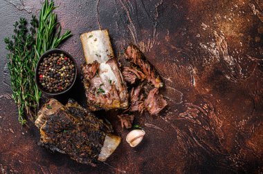 Mutfak masasında ızgara sığır pirzolası. Karanlık arka plan. Üst Manzara. Boşluğu kopyala