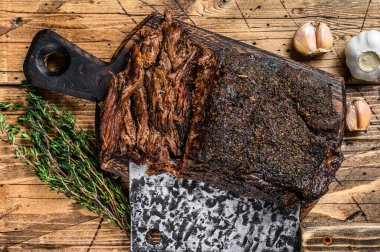 Ev yapımı Tütsülenmiş Barbekü Biftek Et. Ahşap arka plan. Üst görünüm