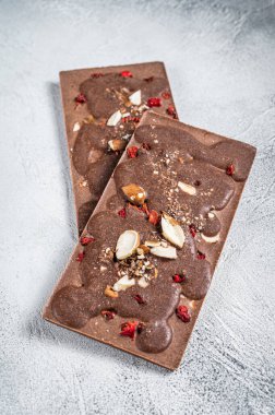 Mutfak masasında el yapımı çikolatalar. Beyaz arka plan. Üst görünüm