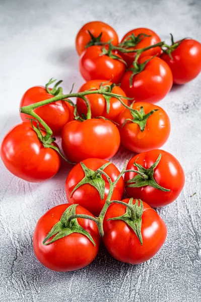 Färska röda tomater på köksbordet. Vit bakgrund. Ovanifrån — Stockfoto