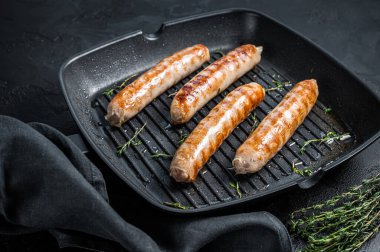 Alman usulü ızgara sosisli ızgara sosis. Siyah arka plan. Üst görünüm