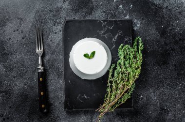 Ricotta krem peyniri kekikli mermer tahtada. Siyah arka plan. Üst görünüm