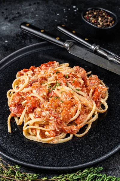 Trendy Feta pasta с запеченными в духовке помидорами черри и сыром на тарелке. Чёрный фон. Вид сверху — стоковое фото