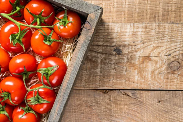 Mogna röda tomater i en trälåda. Trä bakgrund. Högst upp. Kopiera utrymme — Stockfoto