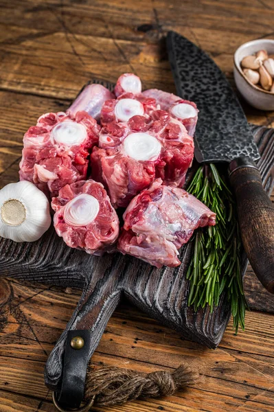 Carne cruda di manzo Taglio oxtail Carne su tagliere in legno con coltello. sfondo in legno. Vista dall'alto — Foto Stock