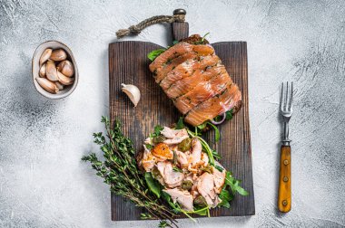 Tahtada sıcak ve soğuk füme somon, roka ve krem peynirli sandviç tostu. Beyaz arka plan. Üst görünüm