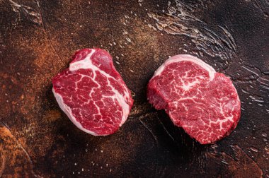 Çiğ fileto Mignon fileto bifteği. Karanlık arka plan. Üst görünüm
