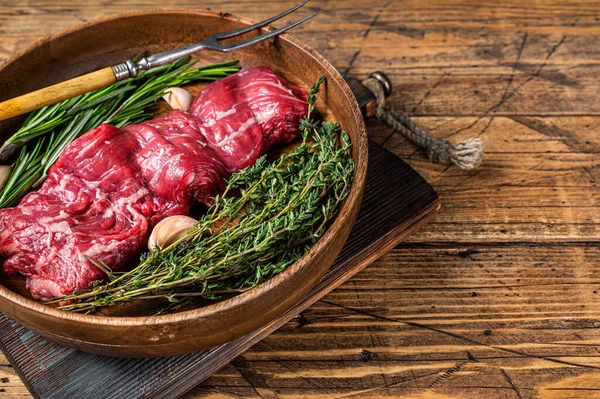 Prime Raw machete skirt beef steak in woode plate with herbs. wooden background. Top view. Copy space — Stock Photo, Image