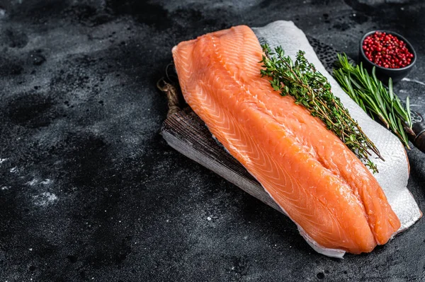 Pesce filetto di salmone crudo fresco sul tagliere con coltello. Fondo nero. Vista dall'alto. Copia spazio — Foto Stock