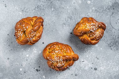 İsveç tarçınlı çörekler Kanelbullar. Gri arka plan. Üst görünüm
