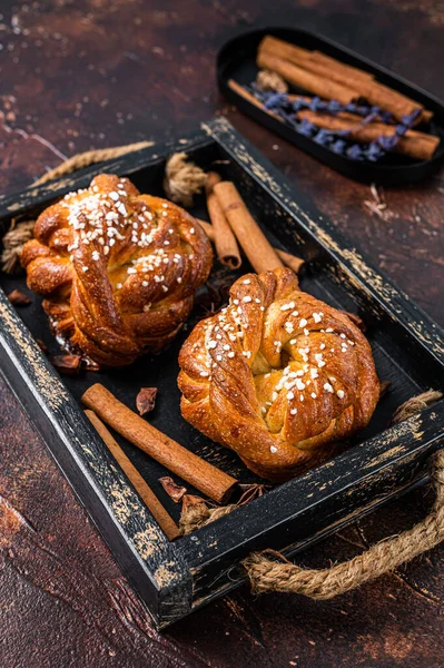 Tarçınlı çörek ya da rulo, İsveç Kanelbullar. Karanlık arka plan. Üst görünüm