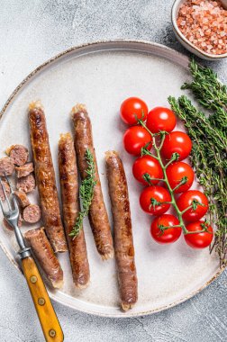 Tabakta sosis ve domatesli ızgara kuzu eti. Beyaz arka plan. Üst görünüm