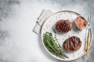 Sığır filetosundan ızgara et fileto bifteği. Beyaz arka plan. Üst Manzara. Boşluğu kopyala