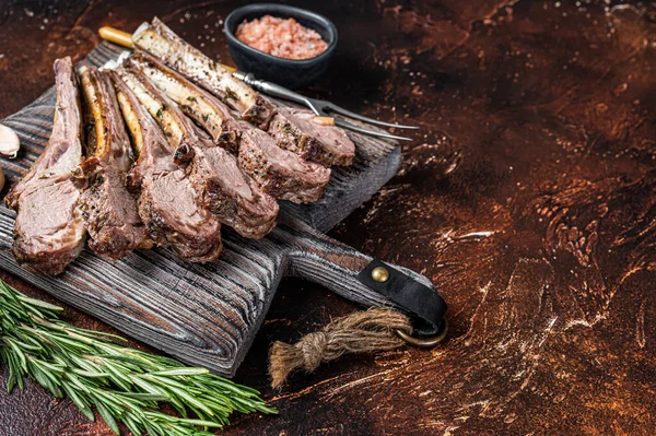 Grilované jehněčí žebírka Chops steaky na dřevěné desce. Tmavé pozadí. Horní pohled. Kopírovat prostor — Stock fotografie