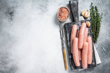 Tahta bir tahtanın üzerinde kekik ile tavuk ve hindi eti. Beyaz arka plan. Üst Manzara. Boşluğu kopyala