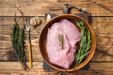 Çiğ hindi göğsü fileto, ahşap tabakta kümes hayvanları eti. Ahşap arka plan. Üst Görünüm