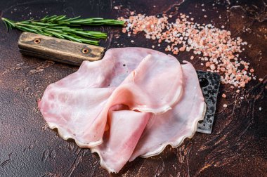 Kasap satırında dilimlenmiş jambonlu jambon. Karanlık arka plan. Üst görünüm