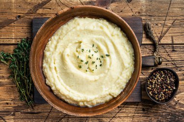 Patates püresi, ahşap tabakta haşlanmış püre. Ahşap arka plan. Üst görünüm