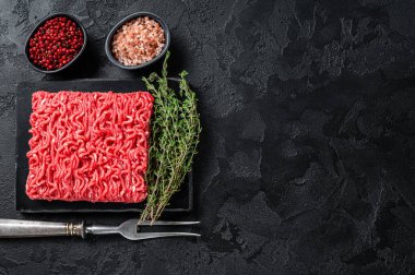 Kekikli taze çiğ kıymalı kıyma. Siyah arka plan. Üst Manzara. Boşluğu kopyala