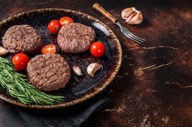 Hamburger ızgara et ve sebzeli köfte. Karanlık arka plan. Üst Manzara. Boşluğu kopyala