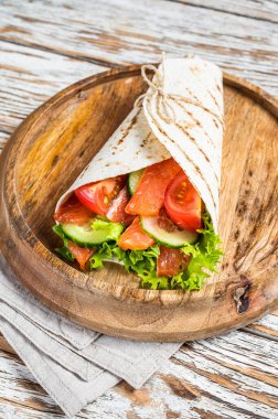 Somon balıklı sandviç, balık ve sebzeli rulo. Beyaz ahşap arka plan. Üst görünüm