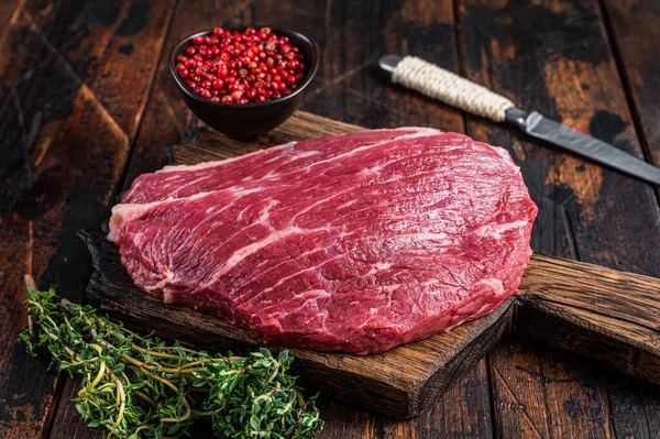 Syrový steak se svíčkovou nebo Picanha steak na dřevěné desce s tymiánem. Tmavé dřevěné pozadí. Horní pohled — Stock fotografie