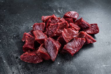 Çiğ et ya da dana kalbi. Siyah arka plan. Üst Görünüm