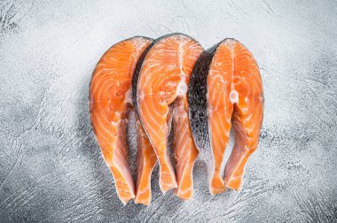 Somon ya da alabalık bifteği, pişmeye hazır çiğ balık. Beyaz arka plan. Üst görünüm