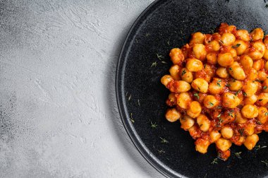 Domates soslu Gnocchi patates makarnası. Beyaz arka plan. Üst Manzara. Boşluğu kopyala