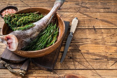 Çiğ morina ya da ahşap tabakta otlu morina balığı. Ahşap arka plan. Üst Manzara. Boşluğu kopyala