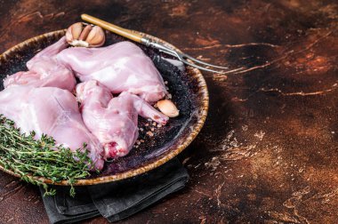 Çiğ tavşan bacağı ve şifalı otlar. Karanlık arka plan. Üst Manzara. Boşluğu kopyala