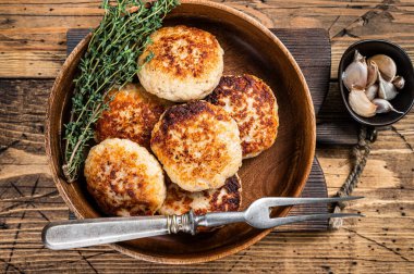 Kızarmış balık pirzolası ya da ahşap tabakta köfte. Ahşap arka plan. Üst görünüm