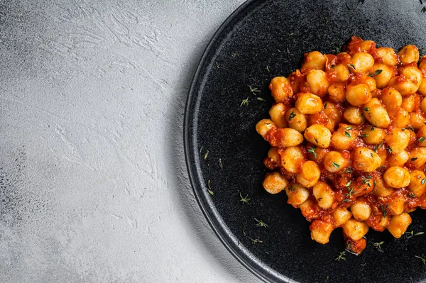 Domates soslu Gnocchi patates makarnası. Beyaz arka plan. Üst Manzara. Boşluğu kopyala