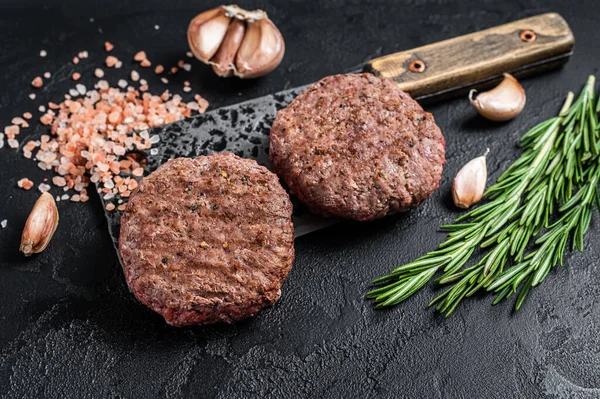 Slaktare köttbiffar på en köttyxa. Svart bakgrund. Ovanifrån — Stockfoto