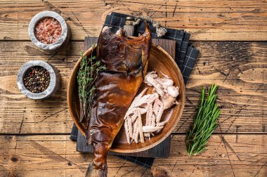 Tütsülenmiş balık filetosu ya da ahşap bir tabakta otlarla zander. Ahşap arka plan. Üst görünüm