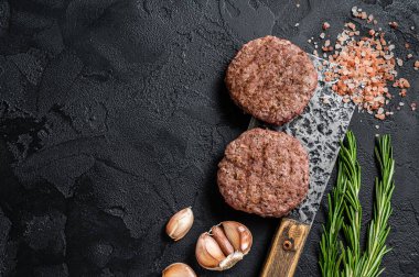 Satırda kasap bifteği köftesi. Siyah arka plan. Üst Manzara. Boşluğu kopyala
