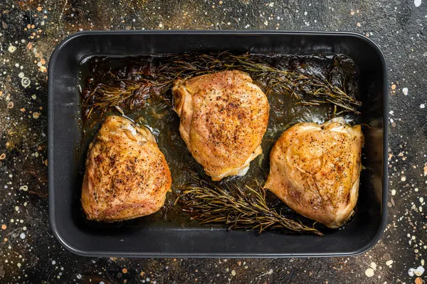 Oven Roasted chicken thighs with spices in baking dish. Brown background. Top View — Stock Photo, Image