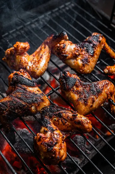 Asas de frango no churrasco, churrasqueira ao ar livre com fogo. Vista superior — Fotografia de Stock