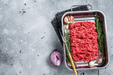 Taze çiğ et, kıyma, kıyma ve kuzu eti. Gri arka plan. Üst Manzara. Boşluğu kopyala