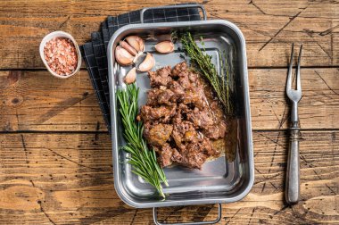 Kuzu etinden gulaş ve sebzeli et tepsisi. Ahşap arka plan. Üst görünüm