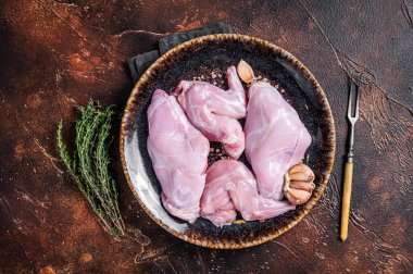 Çiğ tavşan bacağı ve şifalı otlar. Karanlık arka plan. Üst görünüm