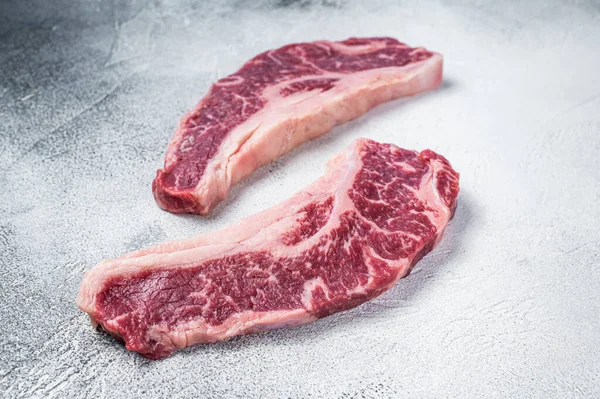 Striploin bifteği ya da New York bifteği, çiğ et kesimi. Beyaz arka plan. Üst görünüm — Stok fotoğraf