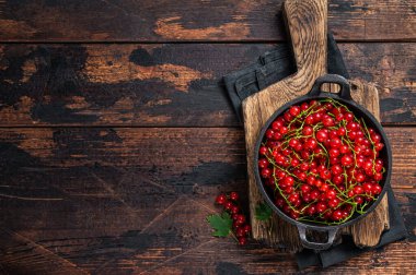 Tavada üzümlü frenk üzümü. Koyu ahşap arka plan. Üst Manzara. Boşluğu kopyala