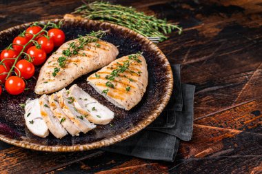 Protein yemeği - domatesli ızgara hindi göğsü bifteği. Ahşap arka plan. Üst Manzara. Boşluğu kopyala