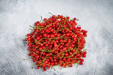 Mutfak masasında üzümlü üzümler. Beyaz arka plan. Üst görünüm