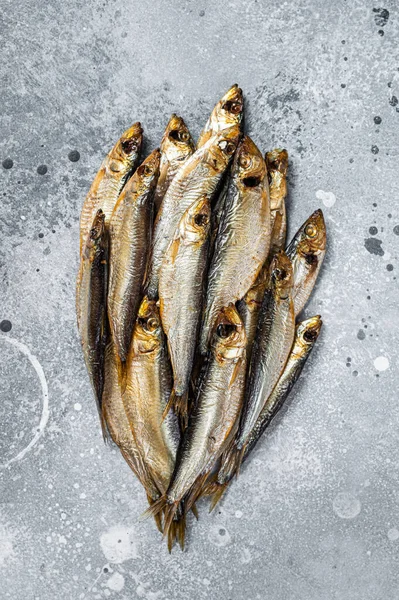 Peces de espadín ahumado marinado con especias. Fondo gris. Vista superior —  Fotos de Stock