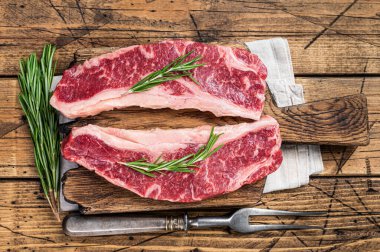 Prime Black Angus bifteği, Raw Striploin veya New York. Ahşap arka plan. Üst görünüm