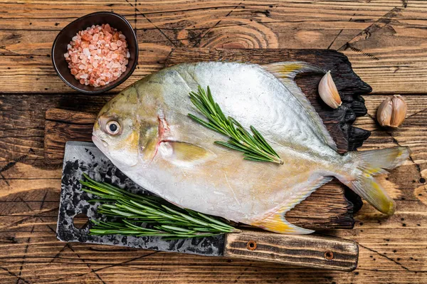 Pescado crudo Sunfish o pompano en una tabla de madera. fondo de madera. Vista superior —  Fotos de Stock